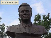 (увеличить фото) Республика Казахстан, г. Байконур (бывший - г. Ленинск). Памятник М.И. Неделину на улице носящей его имя. Открыт 3 июня 2000 года (бюст военачальника; фотография с сайта http://www.leninsk.ru)