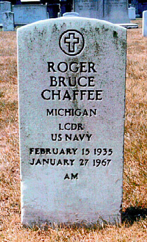 Могила Роджера Чаффи на Арлингтонском Мемориальном кладбище ( шт. Вирджиния, США)