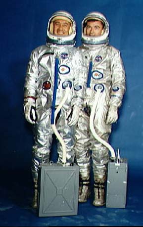 Экипаж "Gemini-3": Вирджил Гриссом (слева) и Джон Янг