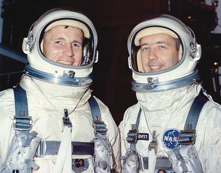 Экипаж корабля "Gemini-4": Джеймс МакДивитт и Эдвард Уайт (слева)