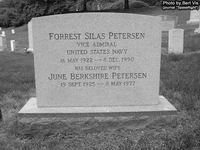 США, шт. Вирджиния. Арлингтонское Национальное кладбище. Могила Форреста Петерсена (Фото Берта Виса, журнал "Spaseflight", апрель 2008 года) (увеличить)