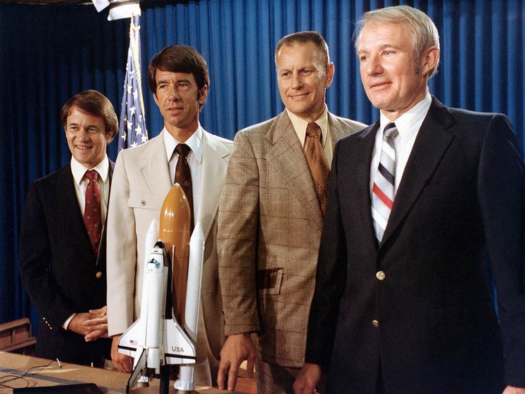 Экипаж шаттла "Columbia" (STS-5), слева направо: Джозеф Аллен, Уильям Ленуар, Роберт Овермайер и Вэнс Бранд