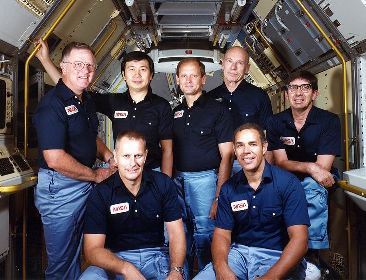 Экипаж шаттла STS-51B. Сидят (слева направо): Роберт Овермайер и Фредерик Грегори. Стоят (слева направо): Дон Линд, Тейлор Гунь-Дзинь Уонг, Норман Тагард, Уильям Торнтон и Лодевик ван ден Берг