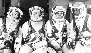 Экипаж кораблей «Союз-1/2» (слева направо): В.Ф. Быковский, А.С. Елисеев, В.М. Комаров и Е.В. Хрунов.