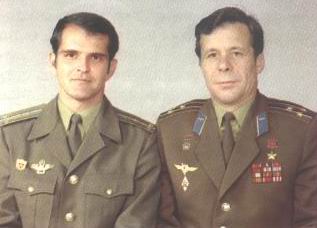 Дублирующий Советско-Кубинский экипаж по программе "Интеркосмос" : Хосе Армандо Лопес Фалькон и Евгений Хрунов (справа)