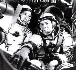 Космонавты Е.Н. Хлудеев и Е.В. Хрунов в тренажёре возвращаемого аппарата ТКС