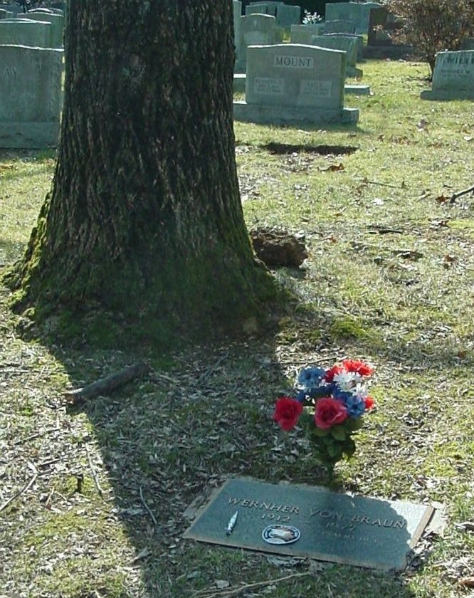 Могила Вернера фон Брауна Могила Вернера фон Брауна в городе Александрия, штат Вирджиния на кладбище Ivy Hill Cemetery