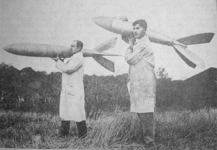 Рудольф Небель и Вернер фон Браун (справа) с ракетами "Мирак" на Ракетодроме под Берлином. 1930г.