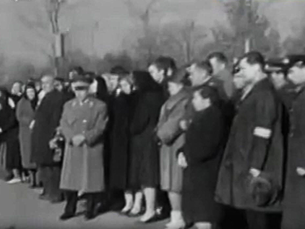 г. Москва, Новодевичье кладбище. Похороны членов Советской военной делегации, и экипажа самолёта, направлявшихся на празднование двадцатилетия освобождения от фашистских оккупантов города Белграда и погибших в авиационной катастрофе под Белградом (23 октября 1964 года) (стоп-кадр из видеорепортажа "Тяжёлая утрата", о прощании с Маршалом Советского Союза Бирюзовым Сергеем Семёновичем, членами военной делегации и экипажа самолёта Ил-18, погибших в авиационной катастрофе под Белградом 19 октября 1964 года; киножурнал "Новости дня"; № 43; октябрь 1964 года)