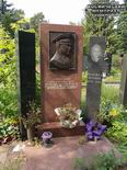 (увеличить фото) г. Москва, Кунцевское кладбище (уч. № 9). Надгробия на могилах А.А. Ромашкина и его супруги (июнь 2019 года)