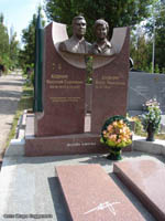 (увеличить фото) Украина, г. Днепропетровск, Запорожское кладбище, могила  В.С. Будника (фото Игоря Сердюкова, август 2009 года)