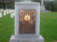 (увеличить фото)
США, шт. Вирджиния,
Арлингтонское Национальное кладбище.
Мемориал в память об экипаже шатлла «Challenger»
(вид 1, фото с сайта http://www.findagrave.com)