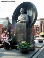 (увеличить фото) г. Москва, Новодевичье кладбище, Надгробие на могиле В.Н. и С.В. Челомеев, а так же их родных (вид 3, осень 2007 года)