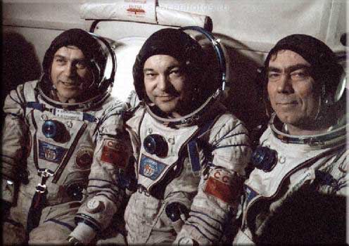 Космонавты А.П. Александров, Ю.В.Романенко и А.С. Левченко после посадки корабля "Союз ТМ-3"