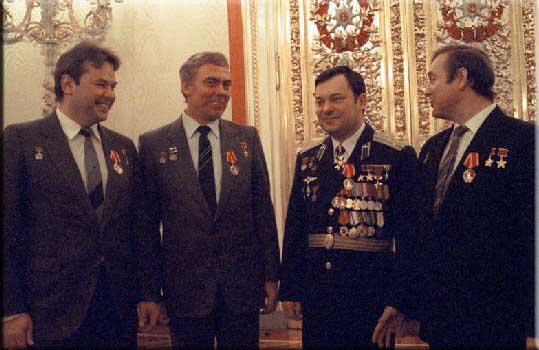 Космонавты А.И. Лавейкин, А.С. Левченко, Ю.В. Романенко и А.П. Александров после награждения в Кремле