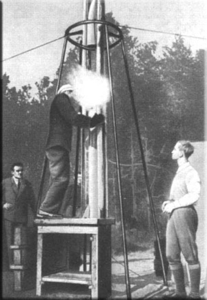 Подготовка к испытаниям ракеты 09. Нахабино, лето 1933 г.
Слева направо: С.П. Королев, Н.И. Ефремов, Ю.А. Победоносцев