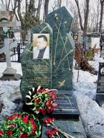 (увеличить фото) г. Москва, Пятницкое кладбище, могила Л.В. Голованова (вид 1, март 2008 года)