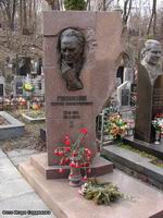 (увеличить фото) Украина, г. Киев, Байковое кладбище, могила С.В. Гусовского (фото Игоря Сердюкова, март 2008 года)
