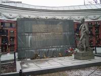 (увеличить фото) г. Москва, Новодевичье кладбище, захоронение жертв авиакатастрофы самолёта Ил-18 (вид 2, апрель 2009 года)