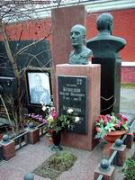 (увеличить фото) г. Москва, Новодевичье кладбище, могила В.И. Кузнецова (апрель 2007 года)