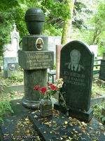 (увеличить фото) г. Москва, Донское кладбище, могила В.А. Кузнецова (август 2009 года)