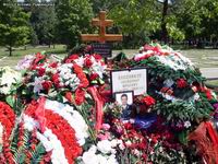 (увеличить фото) г. Москва, Троекуровское кладбище (уч. № 7в), могила А.Ю. Квасникова (июнь 2009 года)