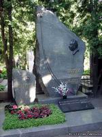 (увеличить фото) г. Москва, Новодевичье кладбище, могила С.А. Лавочкина (лето 2008 года)