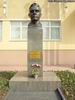 (увеличить фото) Памятник В.М. Комарову на территории нового здания школы.