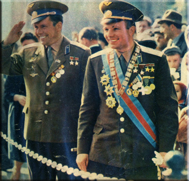 Павел Попович и Юрий Гагарин на Красной площади