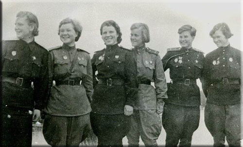Кубань 1943 г. Слева направо: Ксения Карпушина, Мария Смирнова, Никулина, Женя Руднева, Наталия Меклин, Ира Себрова.