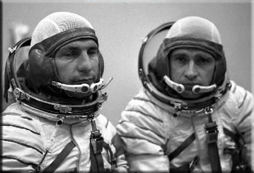 Дублируищий экипаж корабля "Союз-22": Геннадий Стрекалов и Юрий Малышев (слева)