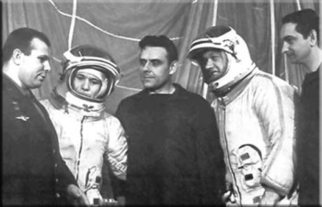 (слева направо) Ю.А. Гагарин с экипажами космических кораблей "Союз-1" и "Союз-2": Е.В. Хрунов, В.М. Комаров, А.С. Елисеев, В.Ф. Быковский 