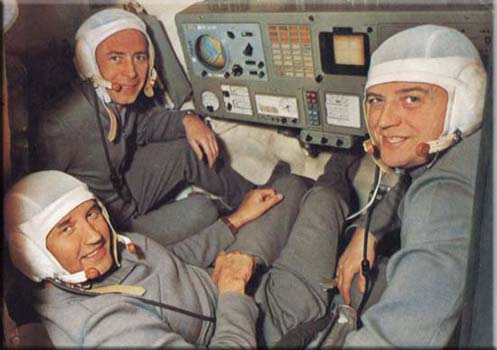 Экипаж "Союза - 11": В.И. Пацаев, Г.Т. Добровольский и В.Н. Волков во время предполётной подготовки