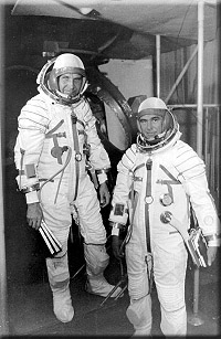 5 апреля 1975 года. Олег Макаров и Василий Лазарев во время подготовки к полёту