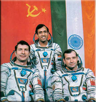 Экипаж космического корабля "Союз Т-11" (слева направо): командир - Юрий Малышев, космонавт-исследователь Ракеш Шарма (Индия) и бортинженер - Геннадий Стрекалов