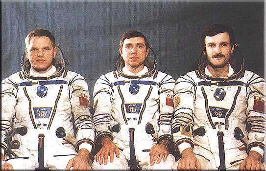 Три Александра. Дублирующий экипаж КК "Сюз ТМ-4" (слева направо): Щукин, Волков и Калери