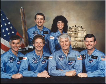 Экипаж шаттла «Discovery» STS-41D (сидят, слева направо): Ричард Муллейн, Стивен Хаули, Генри Хартсфилд, Майкл Коатс. Стоят: Чарльз Уолкер и Джудит Резник