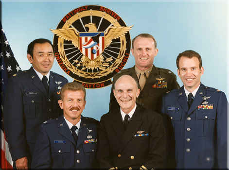 Экипаж шаттла "Discovery" (STS-51C) (слева направо): Эллисон Онизука, Лорен Шривер, Томас Маттингли, Гэри Пейтон и Джеймс Бучли