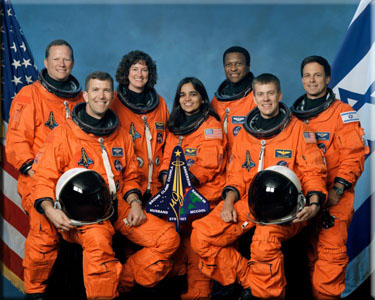 Сидят, слева направо: Рик Хазбанд, Калпана Чаула и Уильям МаКул. Стоят: Дэвид Браун, Лорел Кларк, Майкл Андерсон и Илан Рамон