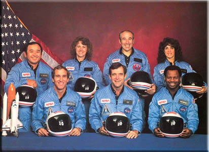Экипаж "Челленджер": сидят (слева направо) - Майкл Смит, Фрэнсис Скоби, Рональд МакНейр. Стоят: (слева направо) - Эллисон Онизука, Криста МакОлифф, Грегори Джарвис и Джудит Резник