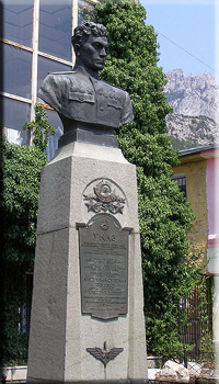 Бронзовый бюст прославленного лётчика установлен в его родном городе Алупке