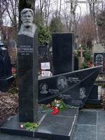 (увеличить фото) г. Москва, Новодевичье кладбище, семейное захоронение Ветчинкиных (декабрь 2008 года)