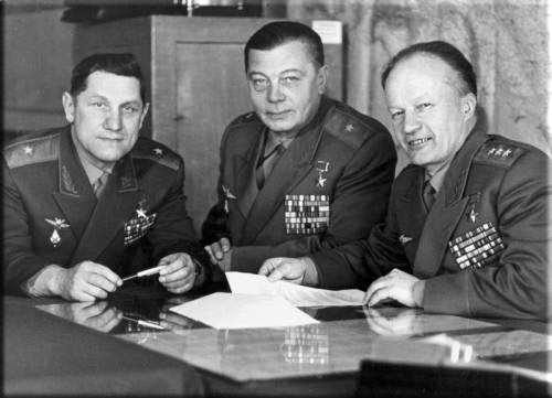 Руководители подготовки первых советских космонавтов (слева направо): Н.Ф. Кузнецов, Л.И. Горегляд и Н.П. Каманин