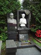 (увеличить фото) г. Москва, Новодевичье кладбище (уч. № 10, ряд № 3, место № 11), могила Л.В. Смирнова (сентябрь 2010 года)