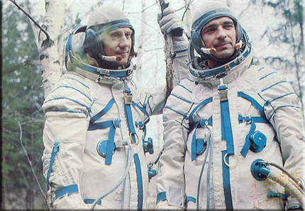 Экипаж космического корабля "Союз-23": Вячеслав Дмитриевич Зудов и Валерий Ильич Рождественский (слева)