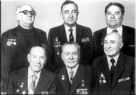 Ветераны командно-измерительного комплекса. Слева направо: сидят В.Ф. Штамбург, Г.А. Тюлин, А.С. Мнацаканян; стоят Б.А. Покровский, П.А. Агаджанов, Э.М. Коган