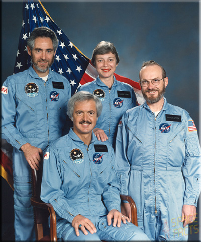 Слева направо (стоят): Джордж Саймон, Дайэнн Принз, Лорен Эктон. Сидит Джон-Дэвид Барто