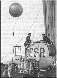 Подготовка к полету "СССР-1-бис". К гондоле подвешены приборы для измерения космической радиации (слева) и парашют (справа). Июль 1935 г.