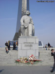 (увеличить фото) г. Москва, 12 апреля 2009 года. Аллея Мемориального Музея Космонавтики. Памятник К.Э. Циолковскому