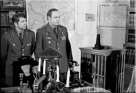 Эипаж КК "Союз-24": В.В. Горбатко и Ю.Н. Глазков (слева) в Кремлёвском кабинете В.И. Ленина